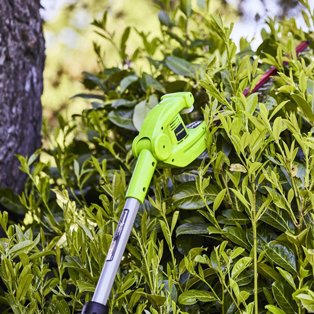 Greenworks 51cm 24V CordLess Long Reach Hedge Trimmer Kit Image 3
