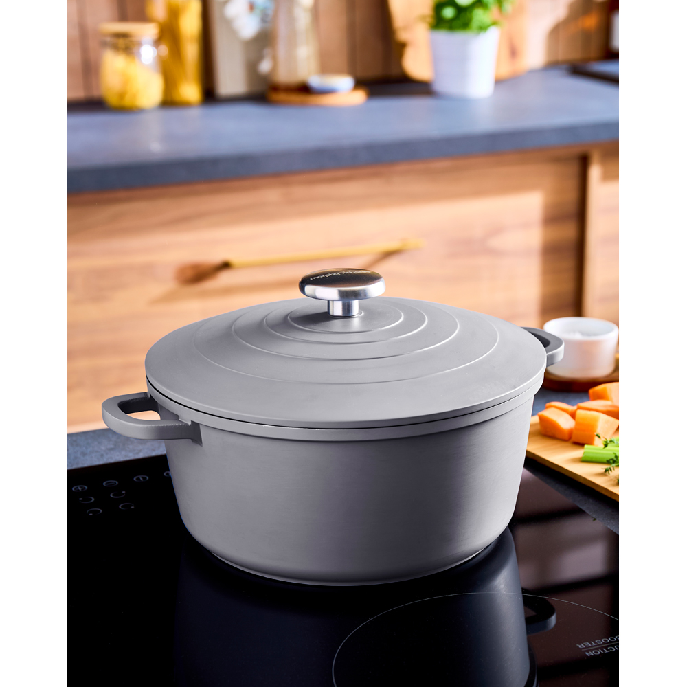 Morphy Richards 24cm 4.1L Grey Cast Aluminium Casserole Dish Image 4