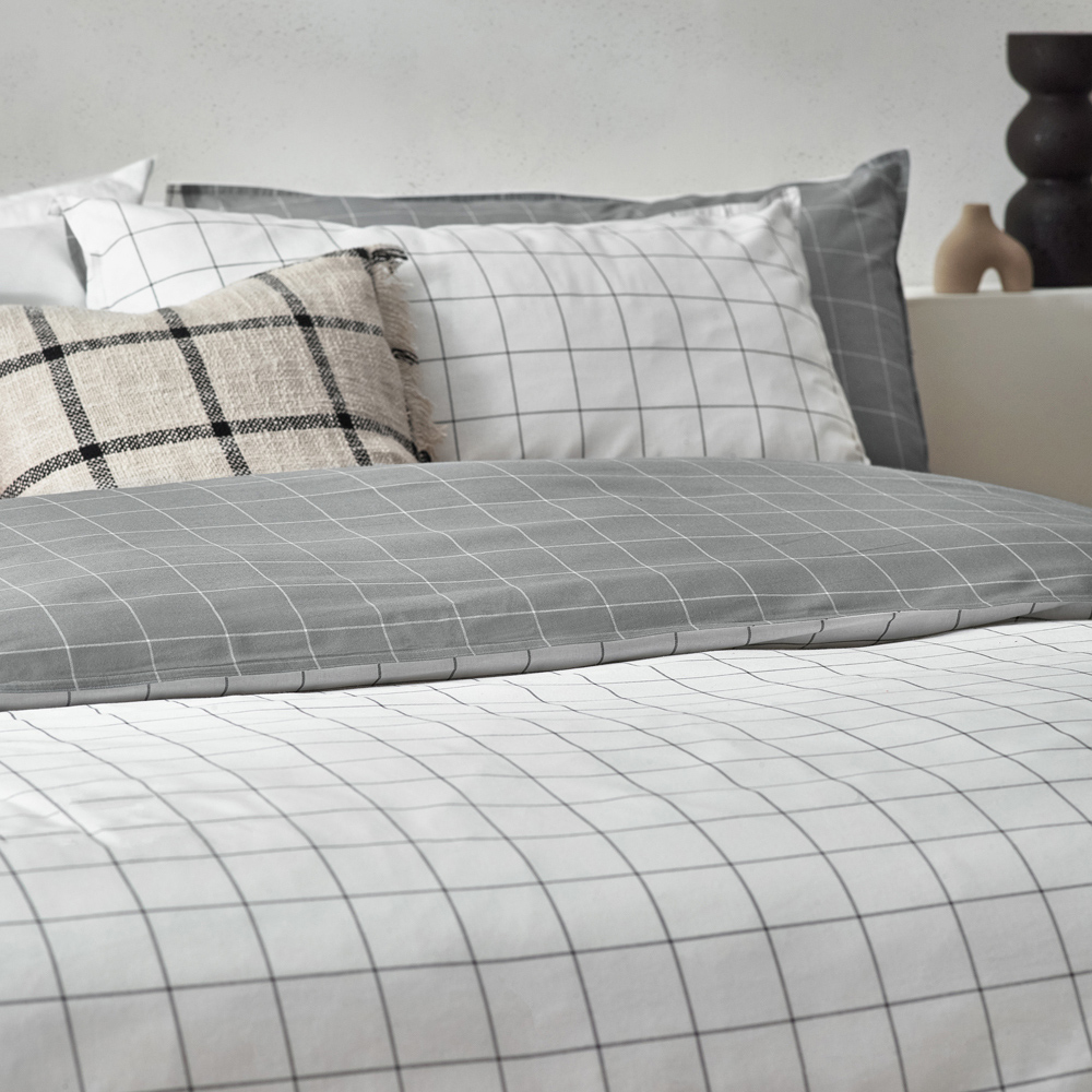 Yard Howarth Super King White and Black Duvet Set Image 3