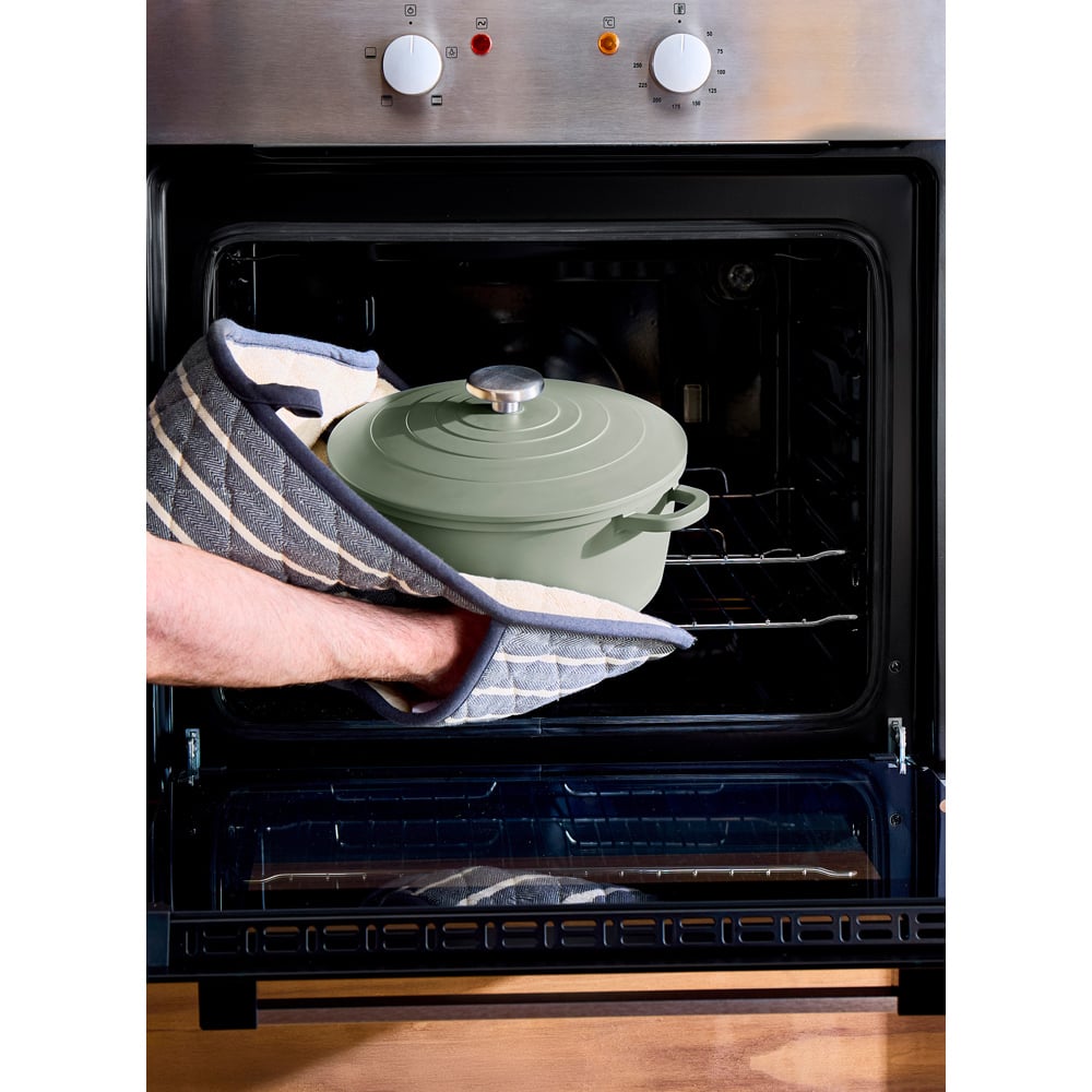 Morphy Richards 24cm 4.1L Green Cast Aluminium Casserole Dish Image 7