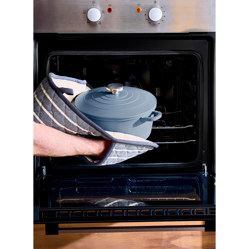 Morphy Richards 24cm 4.1L Blue Cast Aluminium Casserole Dish Image 7