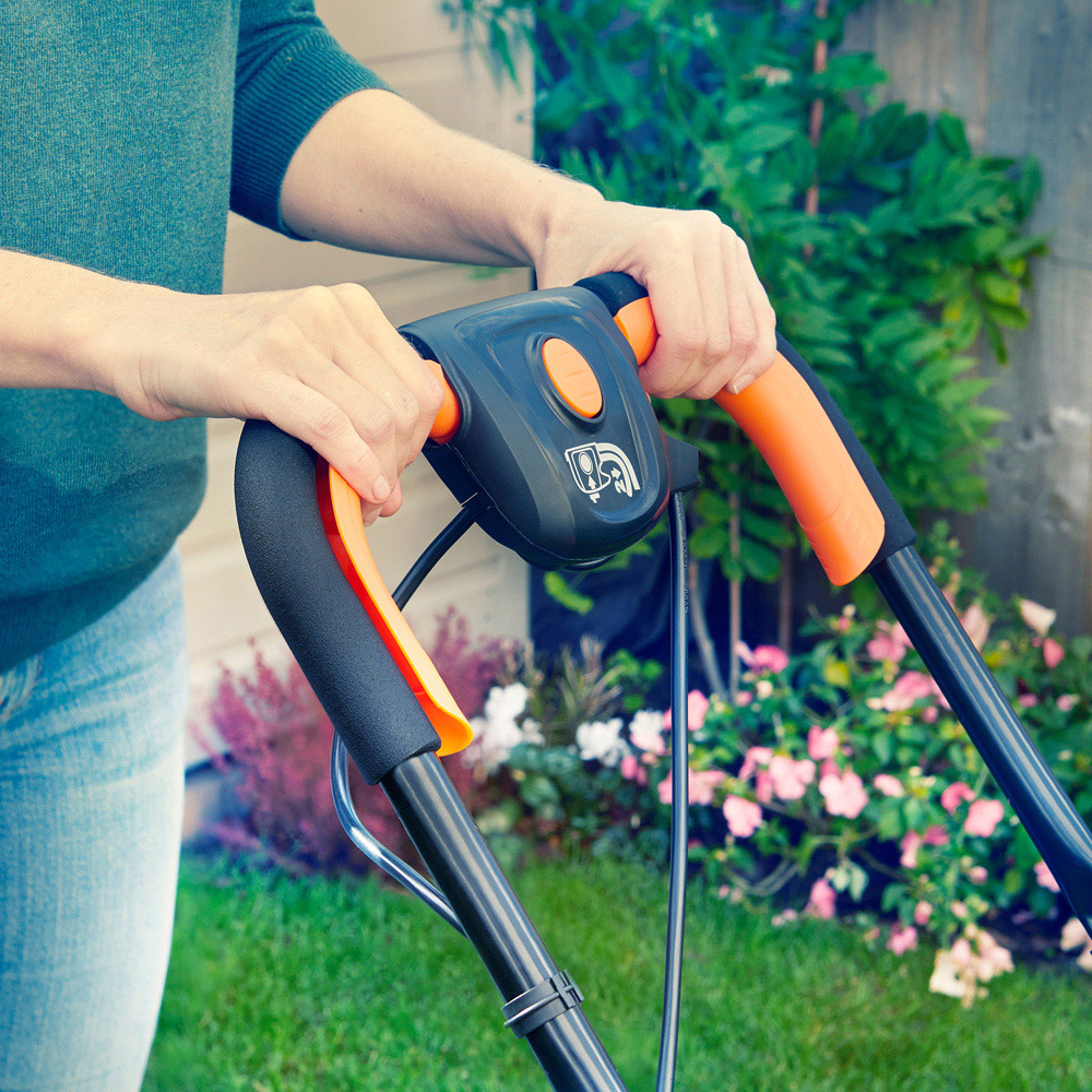 LawnMaster MEH1633M 1600W 33cm Mulching Hover Lawn Mower Image 7
