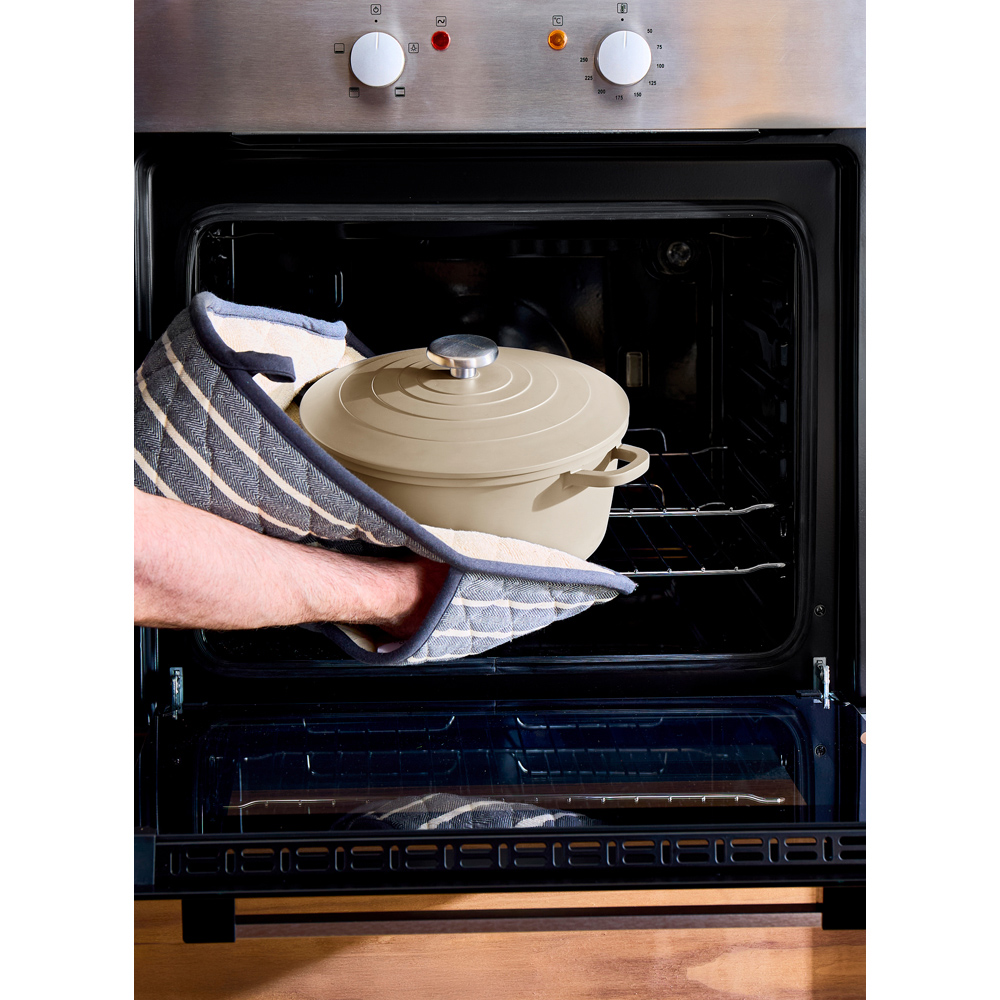 Morphy Richards 24cm 4.1L Cream Cast Aluminium Casserole Dish Image 7