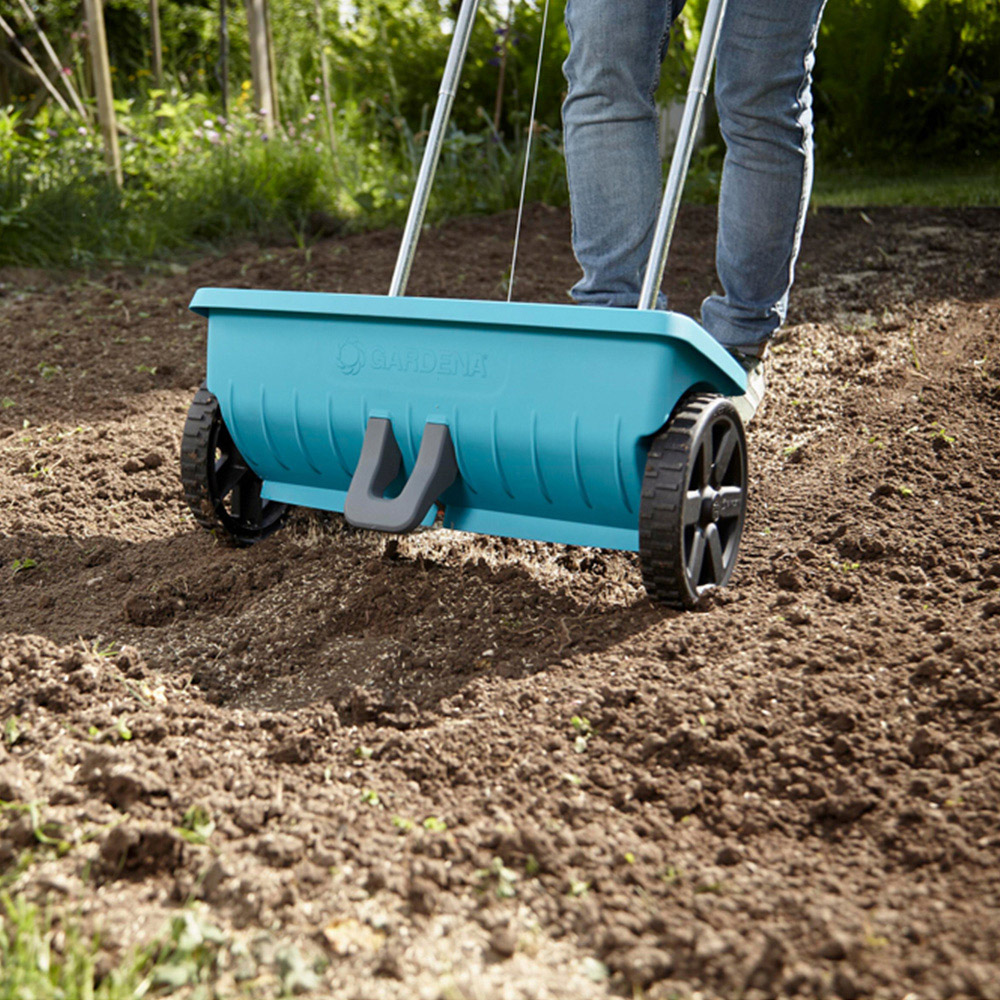 Gardena Large Garden Spreader Image 8