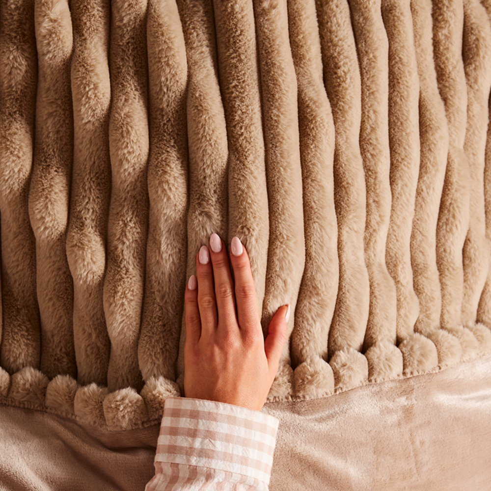 Morphy Richards Mocca Flannel Fleece and Striped Faux Fur Heated Electric Throw 200 x 180cm Image 4