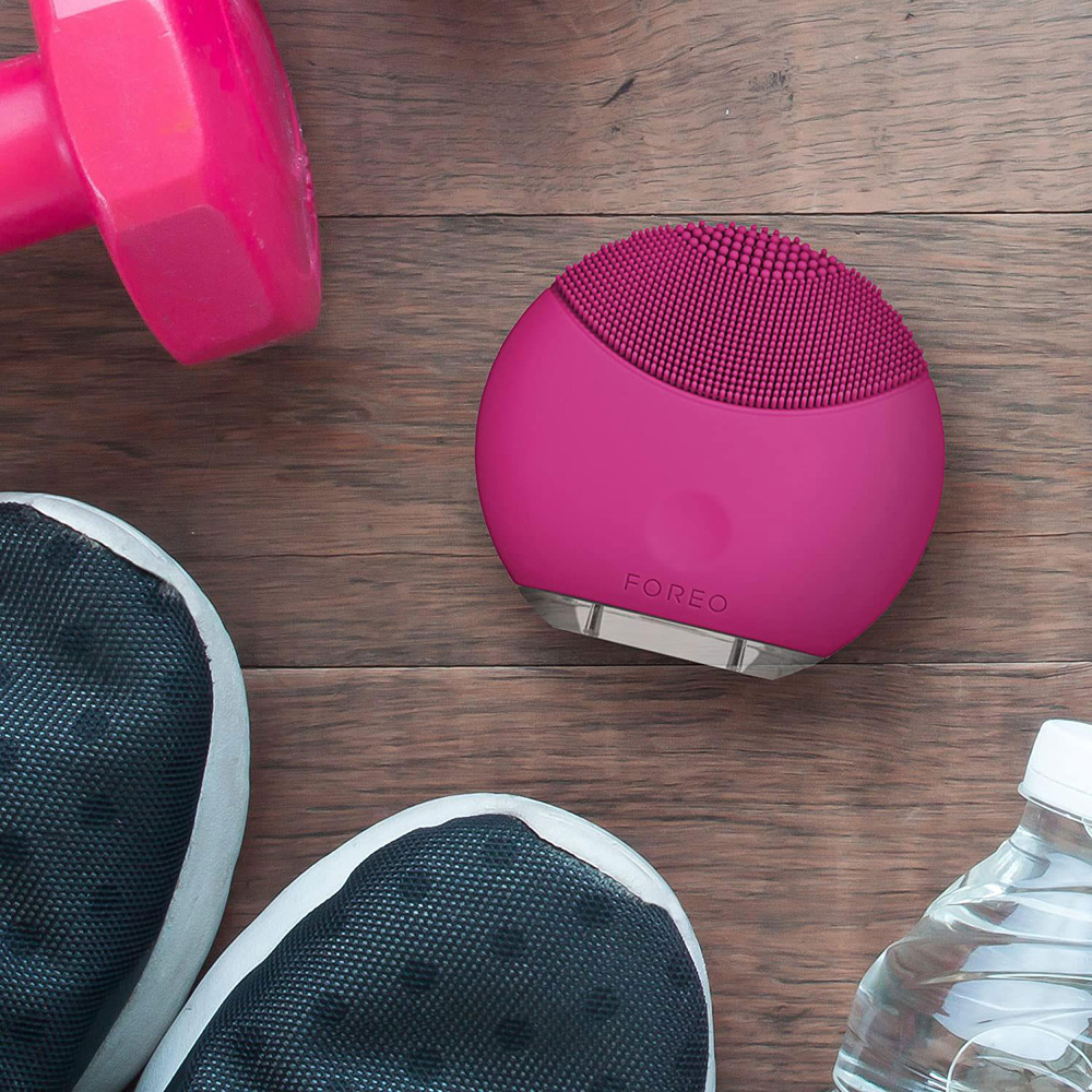 Foreo Luna Mini 2 Fuchsia Electric Facial Cleansing Brush Image 2