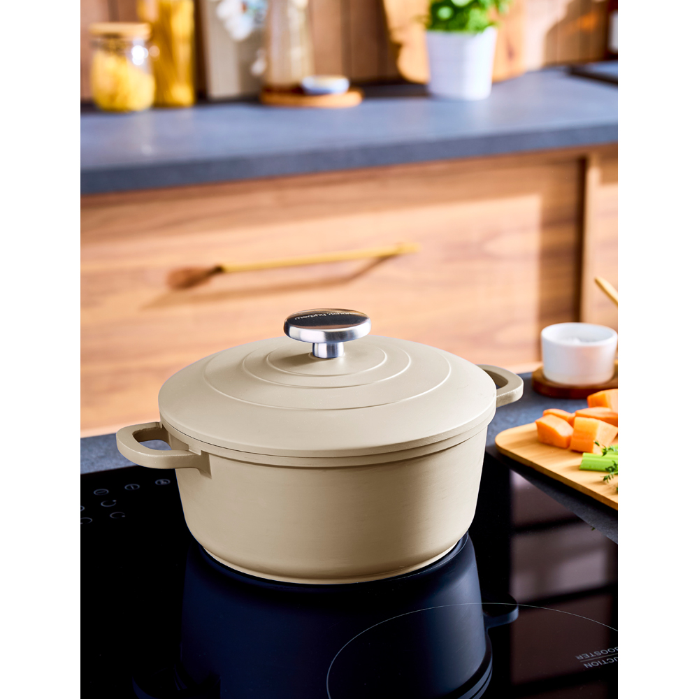 Morphy Richards 20cm 2.3L Cream Cast Aluminium Casserole Dish Image 4