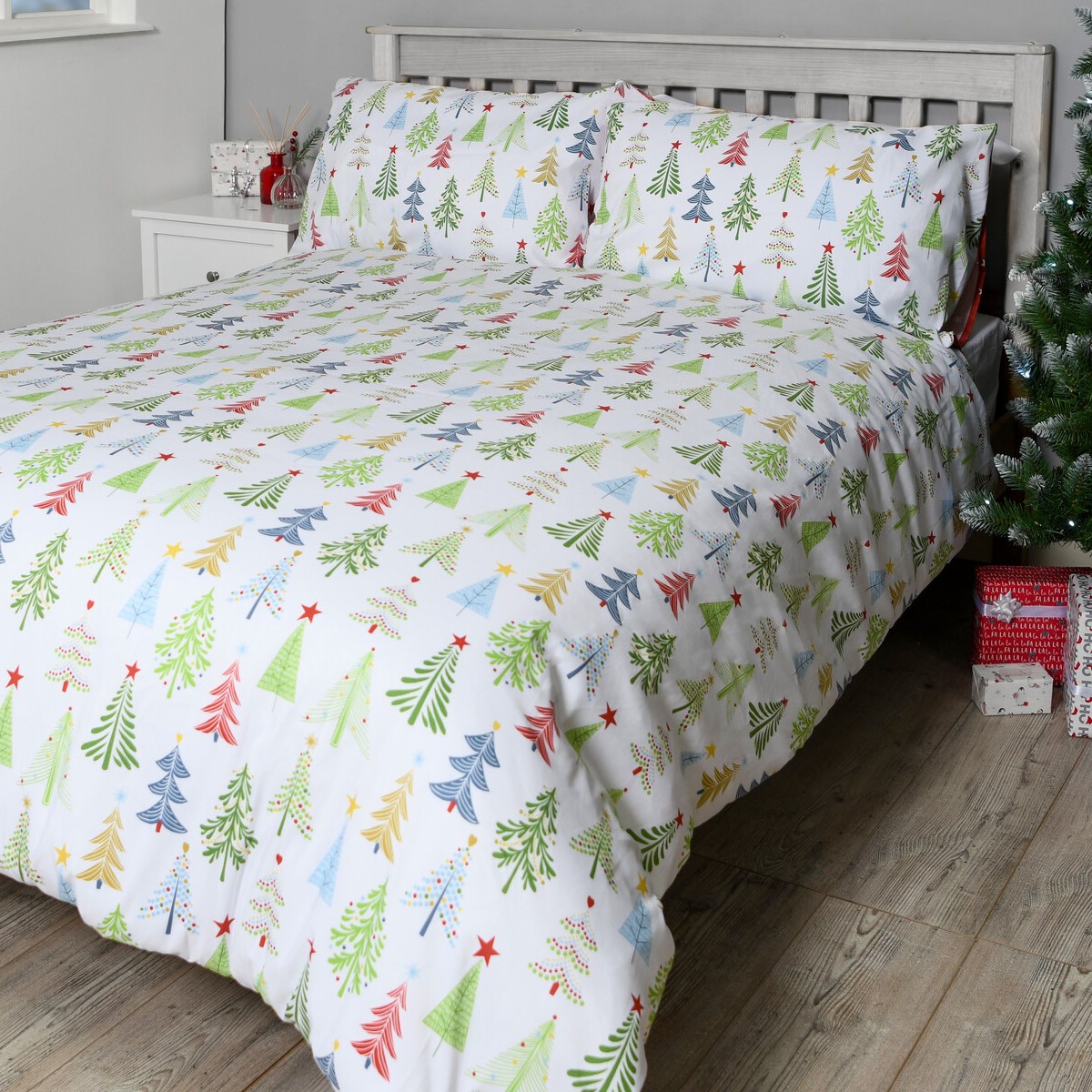 Christmas Tree Reversible Duvet Cover and Pillowcase Set - White / Single Image 1