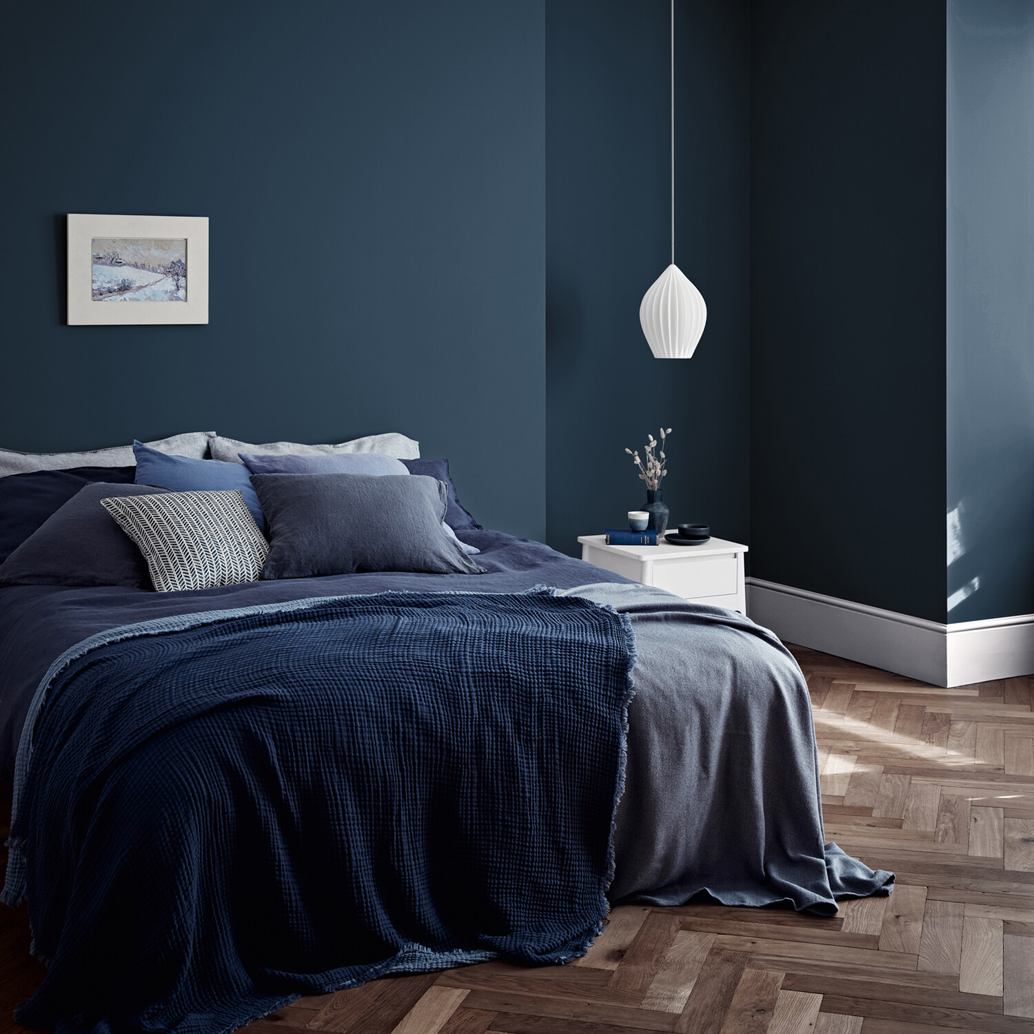 Crown Walls & Ceilings Midnight Navy Mid Sheen Emulsion Paint 2.5L Image 4