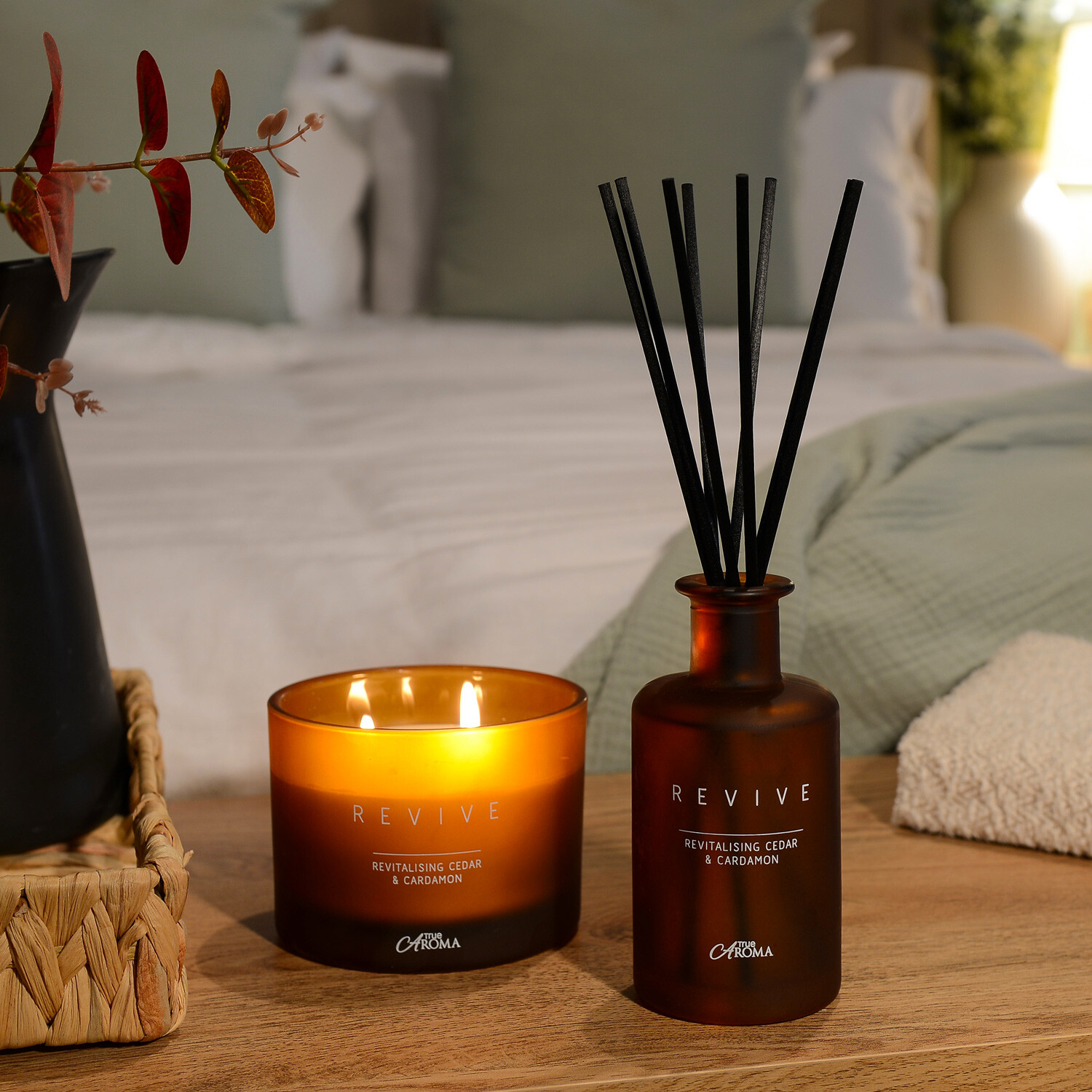 True Aroma Revive Cedar and Cardamom Scented Candle Image 2