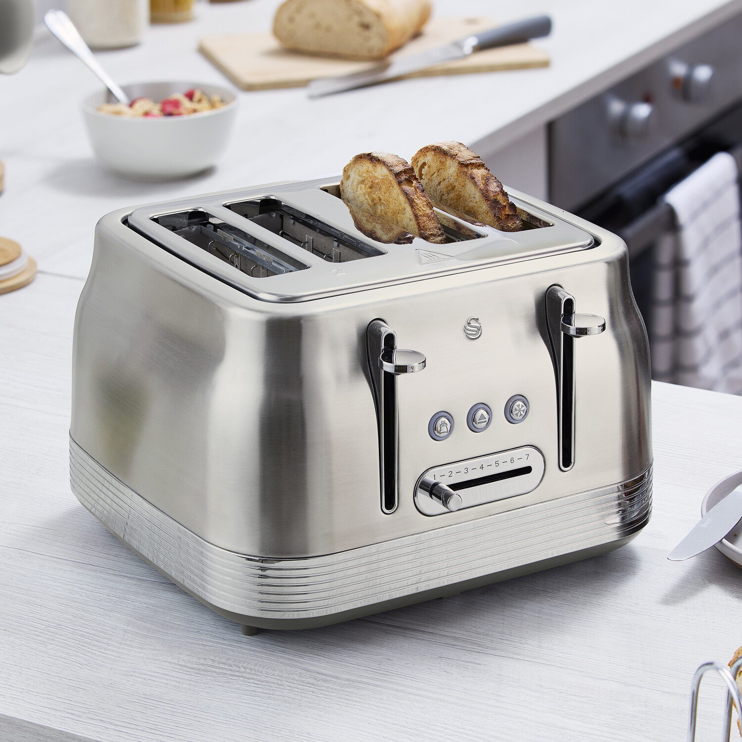 Swan Retro Revive 4 Slice Toaster Silver Image 2
