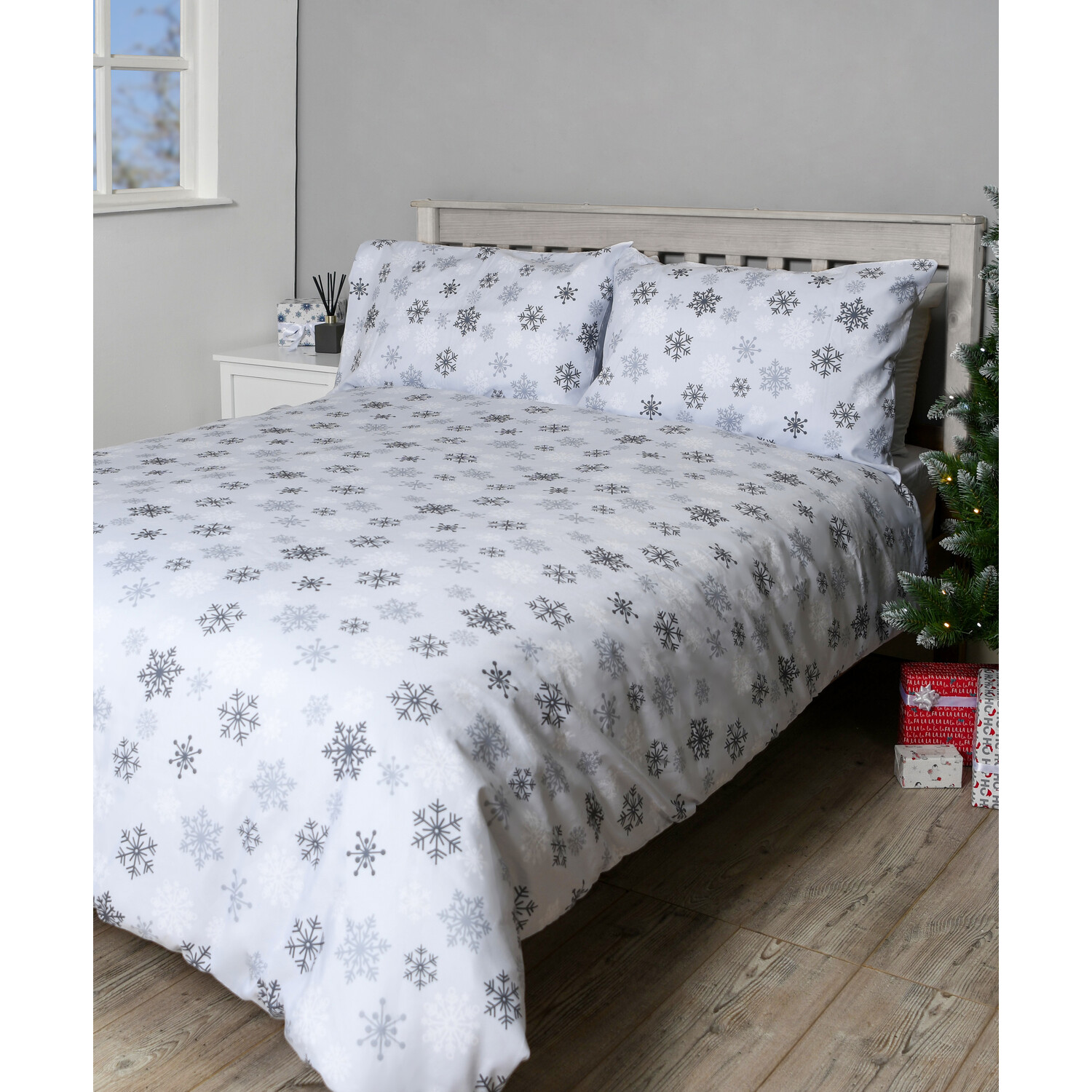 Snowflakes Reversible Duvet Cover and Pillowcase Set - Grey / King Image 2