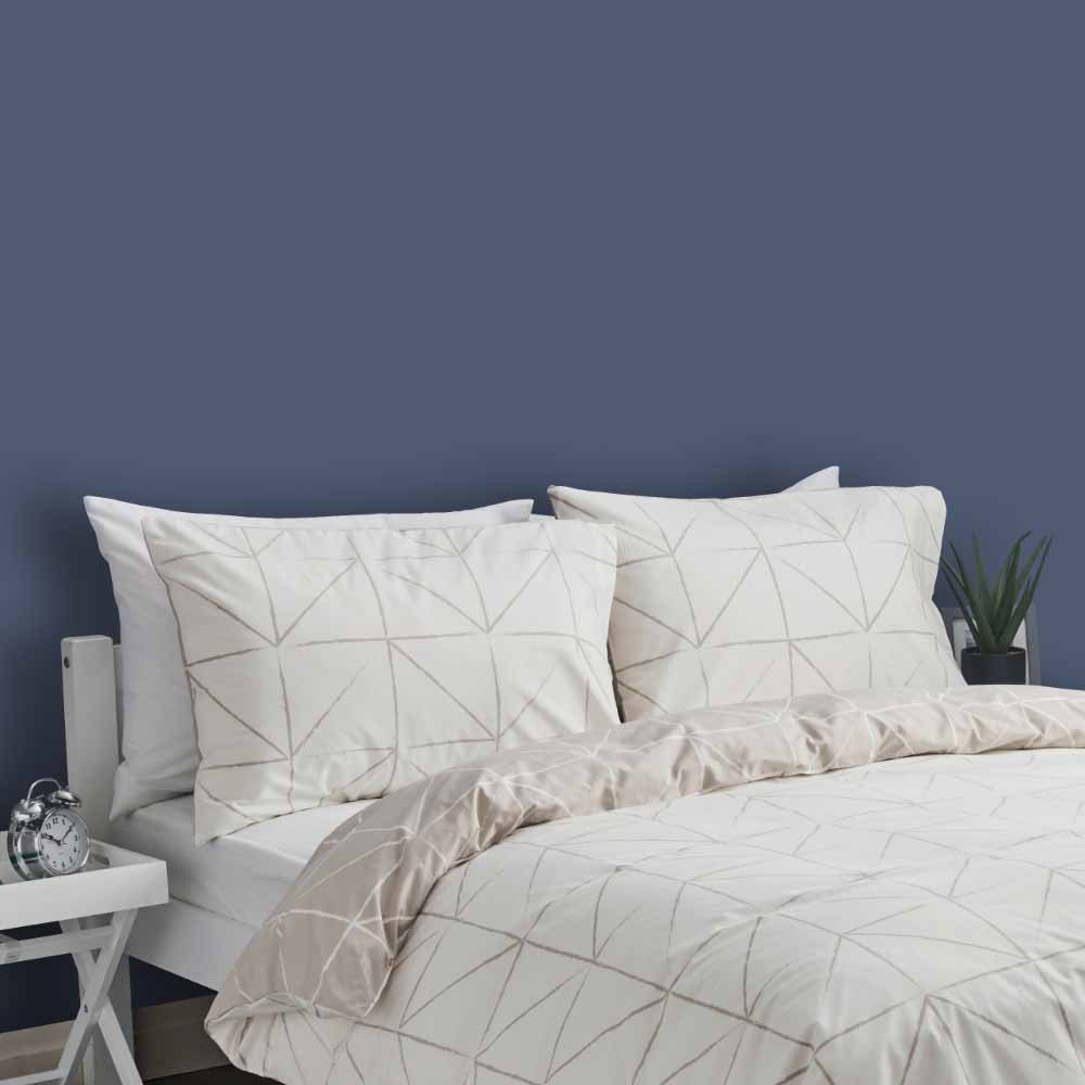 Wilko Walls & Ceilings Intense Blueberry Silk Emulsion Paint 2.5L Image 5