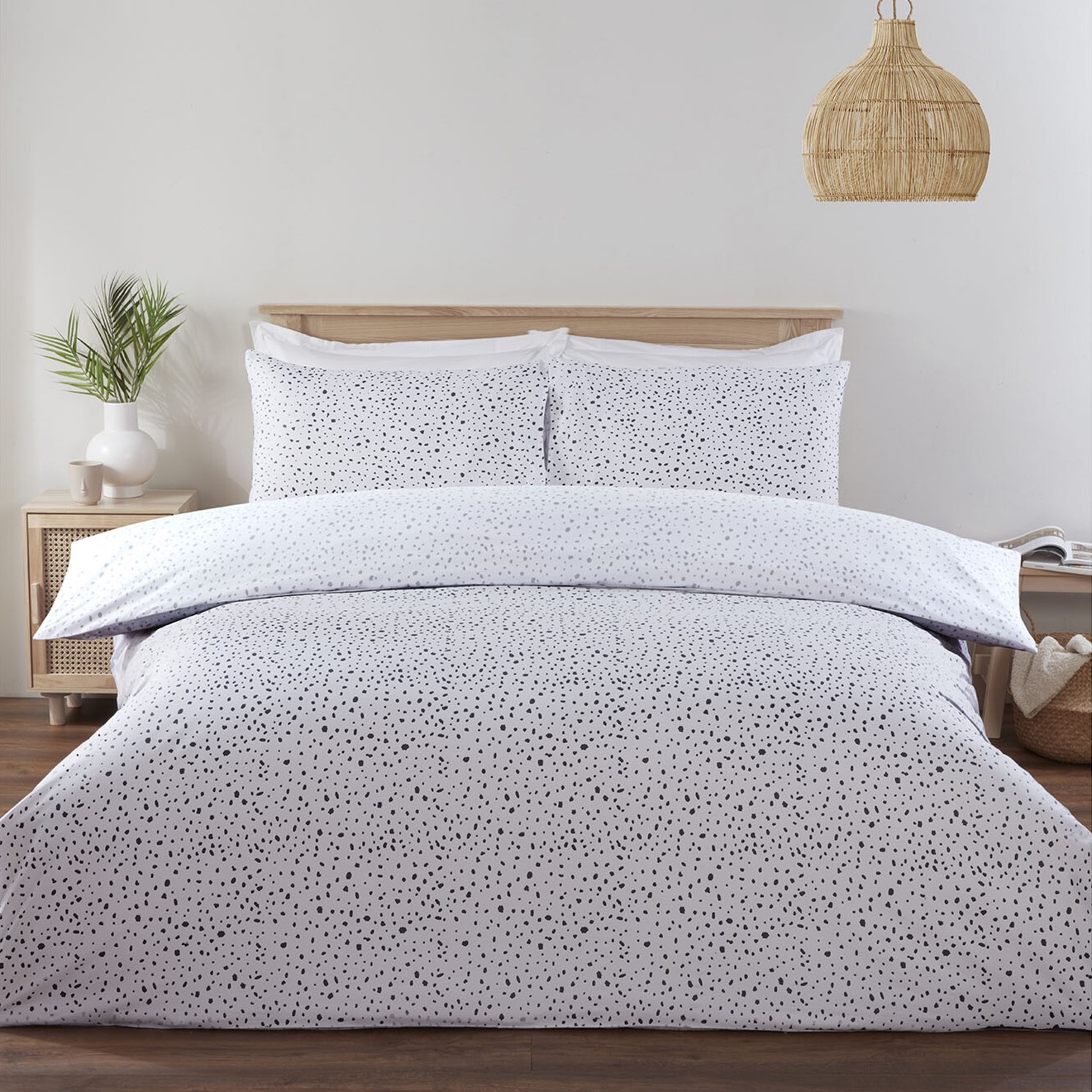 Dotty Duvet Set - White / Single Image 1