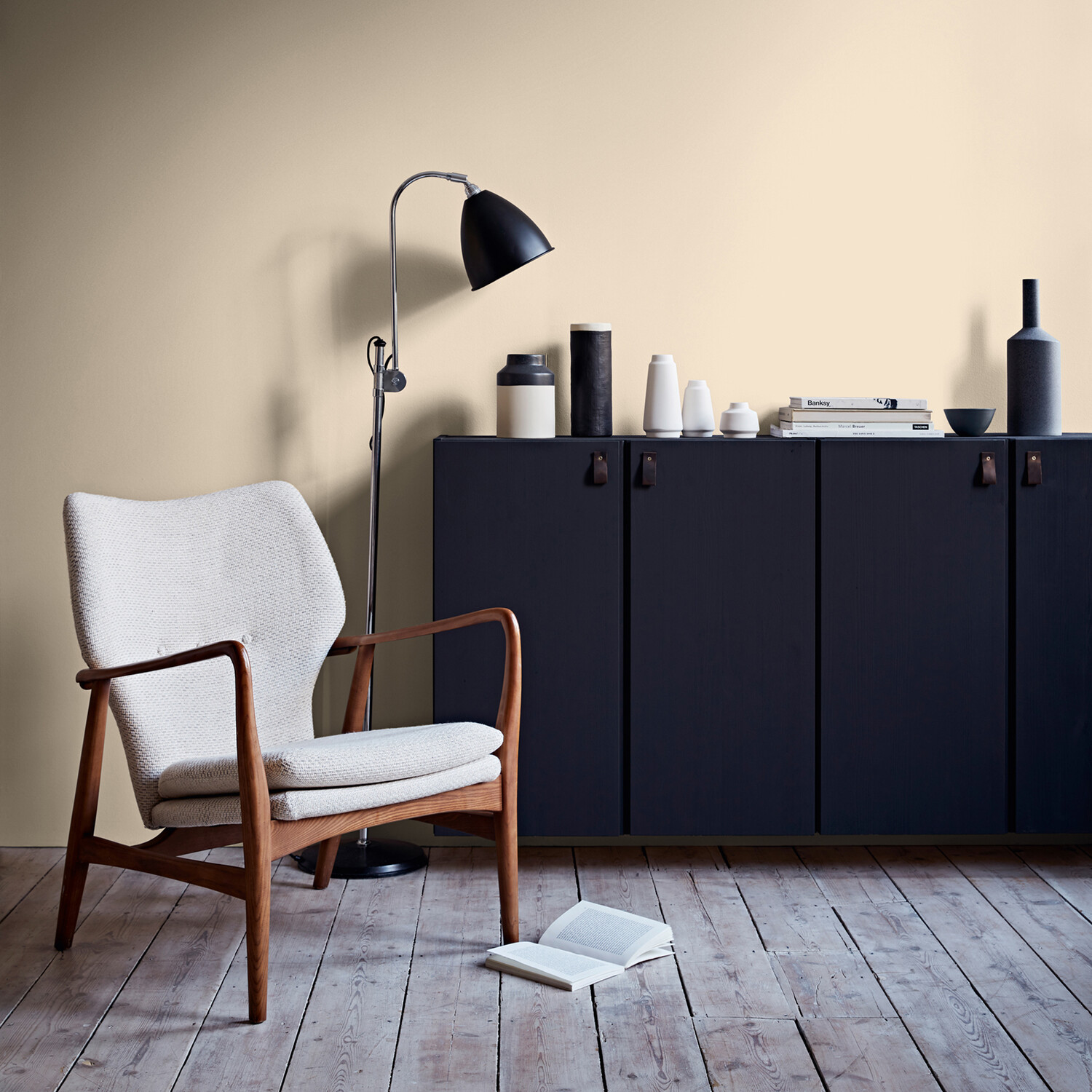 Crown Walls & Ceilings Magnolia Mid Sheen Emulsion Paint 5L Image 5