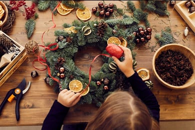5 ways to decorate a Christmas wreath for festive flair!
