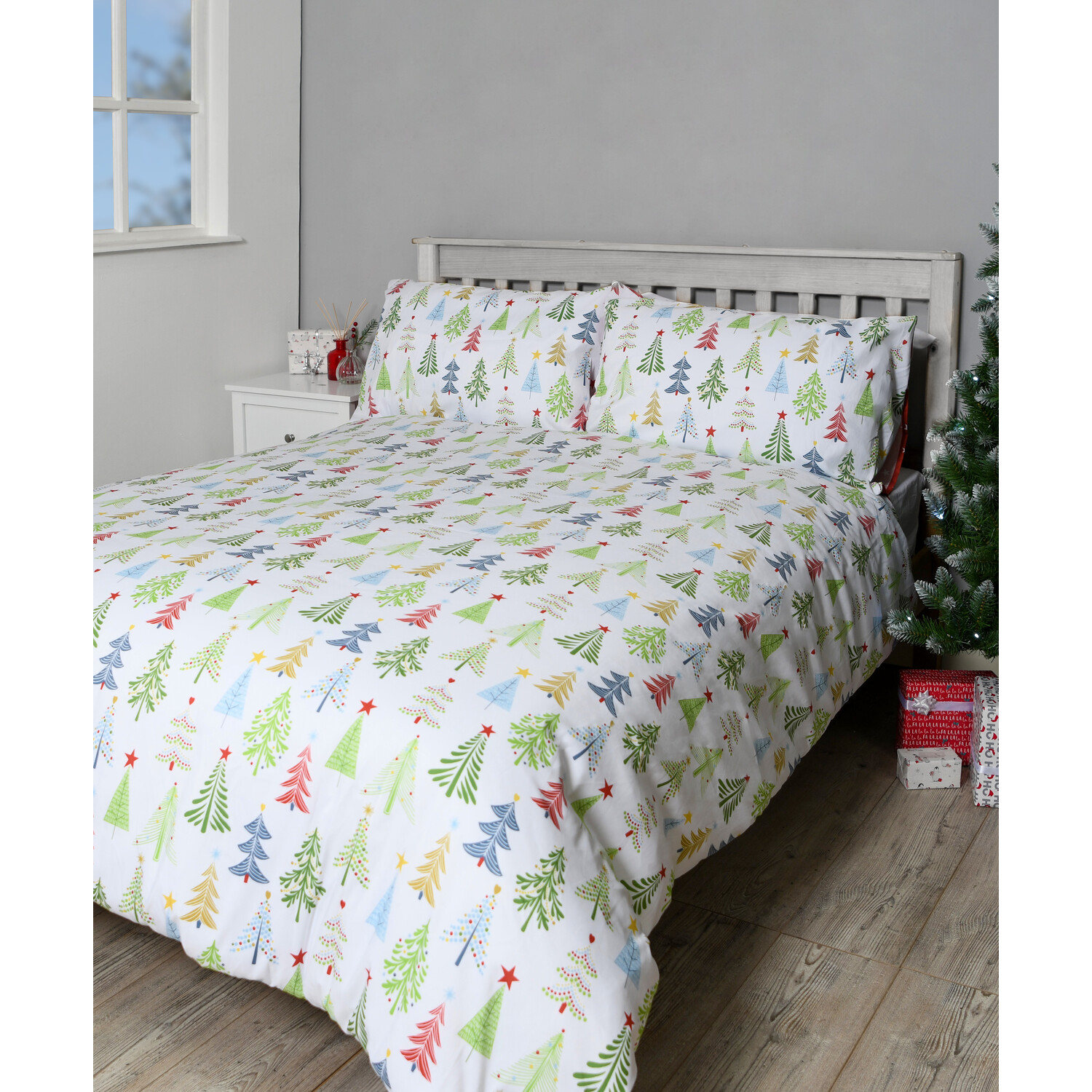 Christmas Tree Reversible Duvet Cover and Pillowcase Set - White / King Image 1