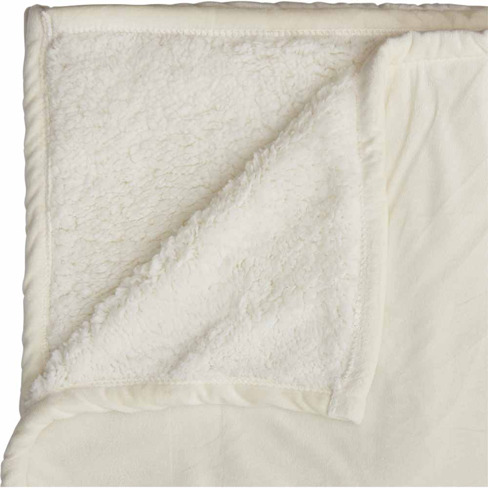 Wilko Fleece Sherpa Throw Cream 180 x 150cm Wilko