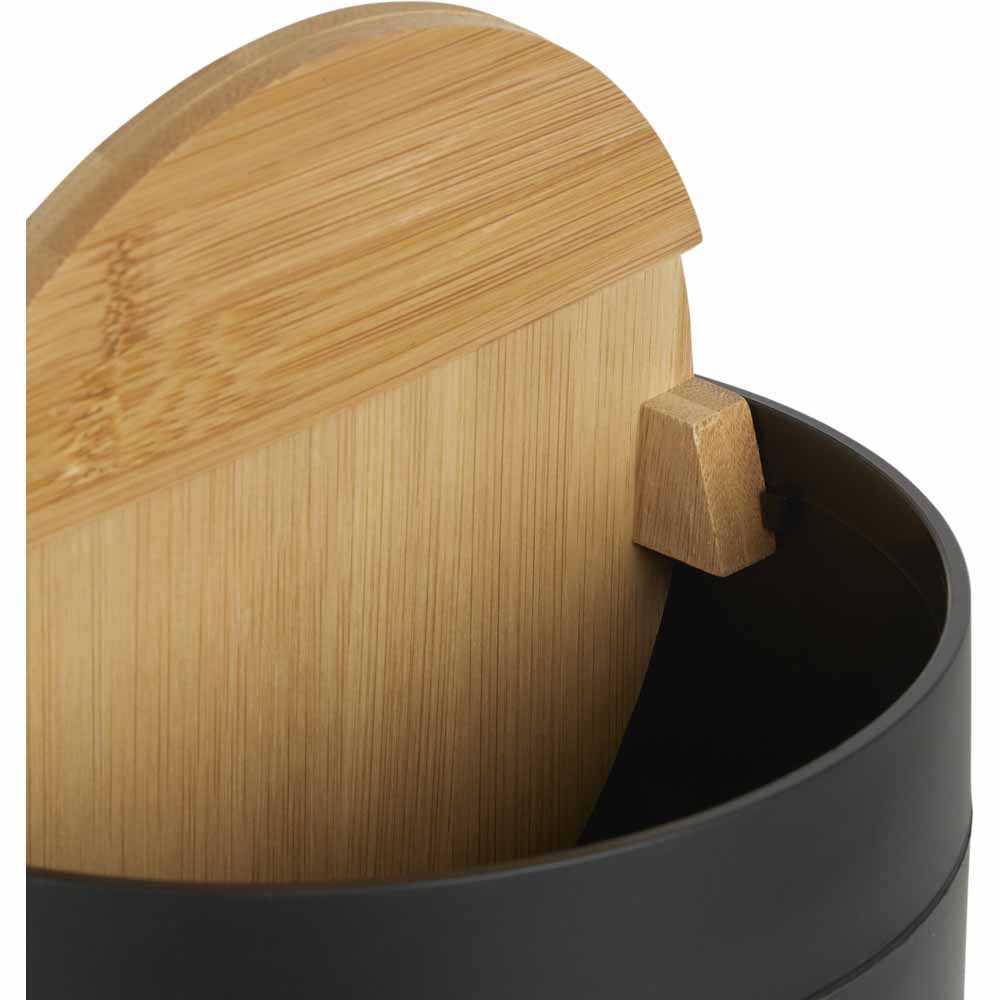 mDesign Swing Lid Bathroom Bin Grey/Bamboo Bamboo and Plastic Rubbish Bin for Bathroom Small Waste Bin 