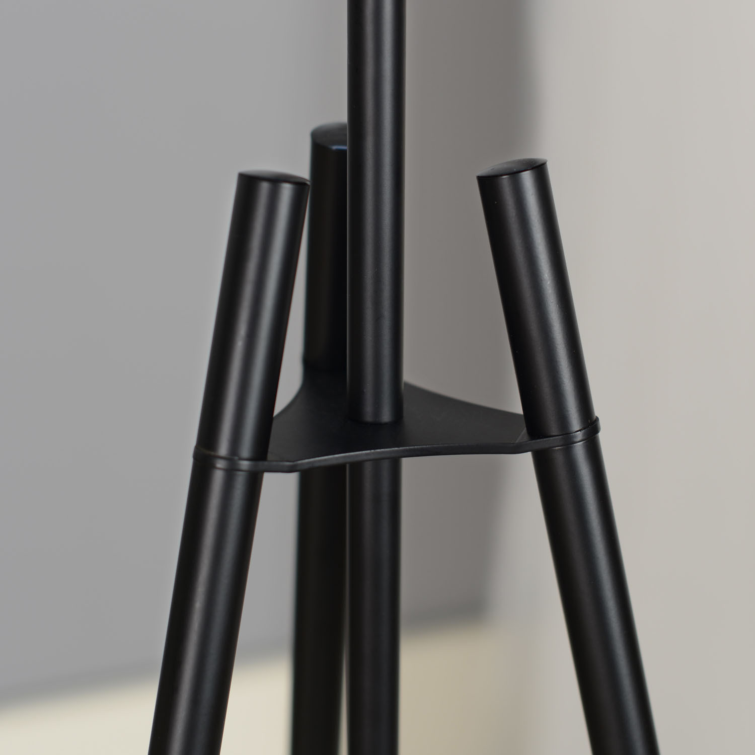 Bhodi Floor Black Lamp Image 6