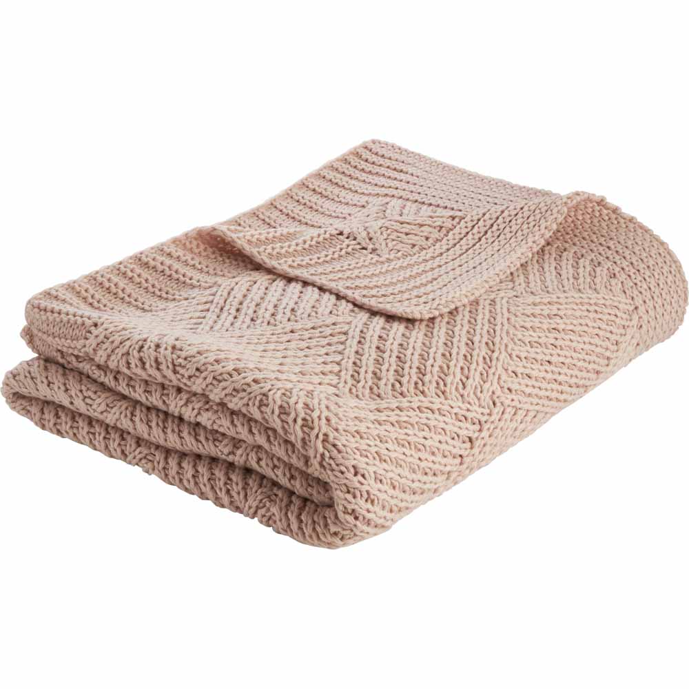 Wilko Pink Chunky Knit Throw 130 x 170cm 100% Polyester