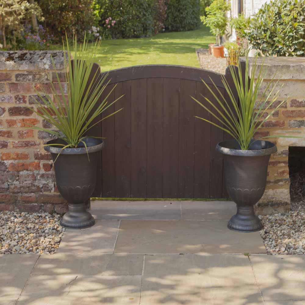 Yougarden Medium Plastic Garden Urns 2 Pack Wilko