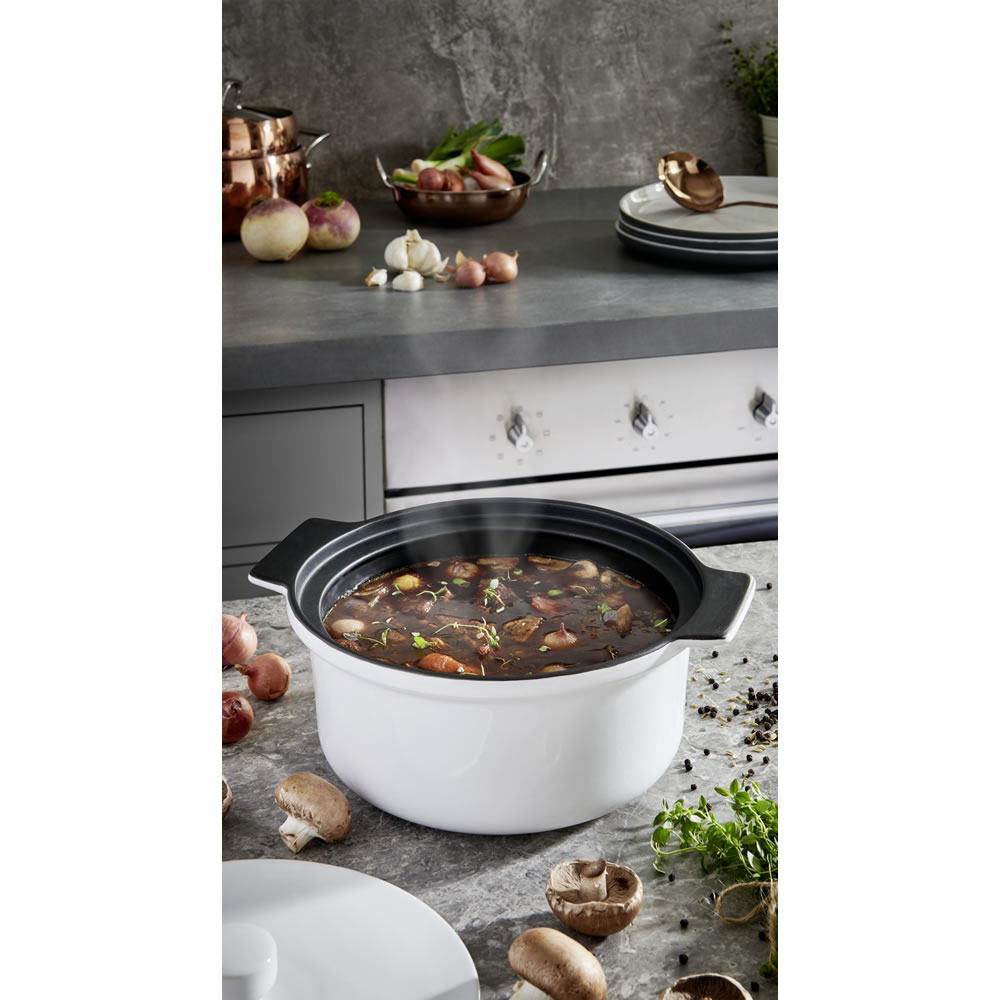 Wilko Family Casserole with Non Stick Coating Image 2