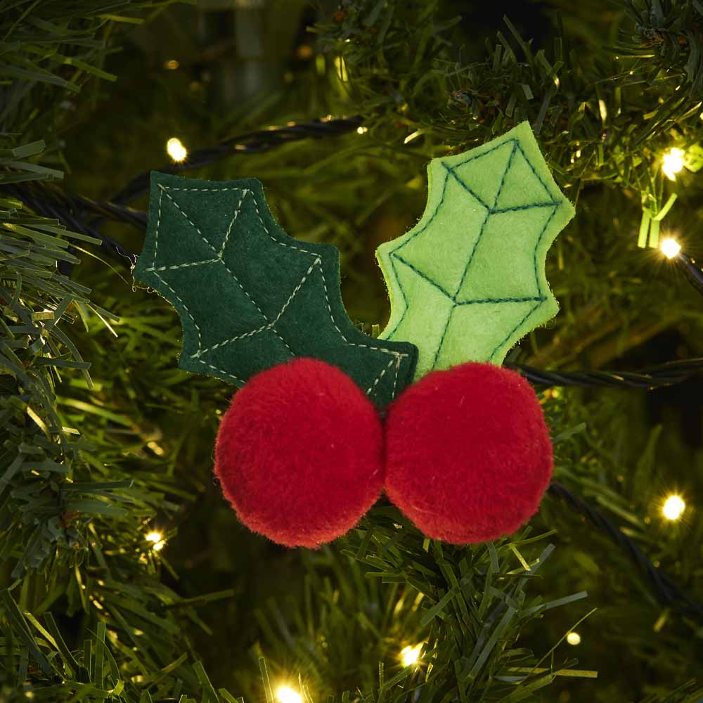 Wilko Merry Felt Holly Leaf and Pom Pom Berry Clip Christmas Baubles 6 Pack Image 4