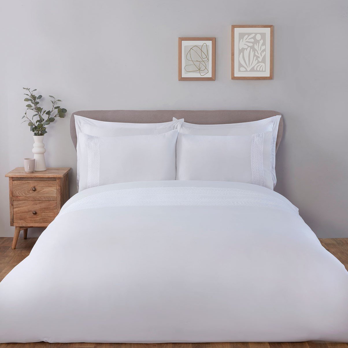 Ariah Embroidered Duvet Set - White / King Image 1