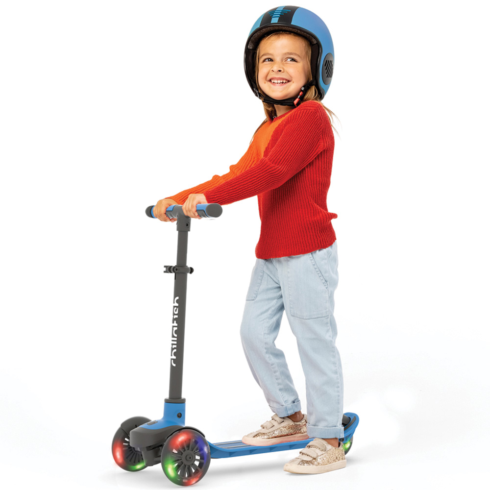 Chillafish Scotti Glow Navy Lean-to-Steer Scooter with LED Wheels Image 3