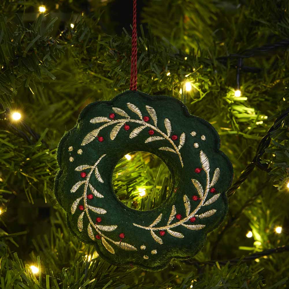 Wilko Cosy Felt Wreath Christmas Decorations 4 Pack Image 3