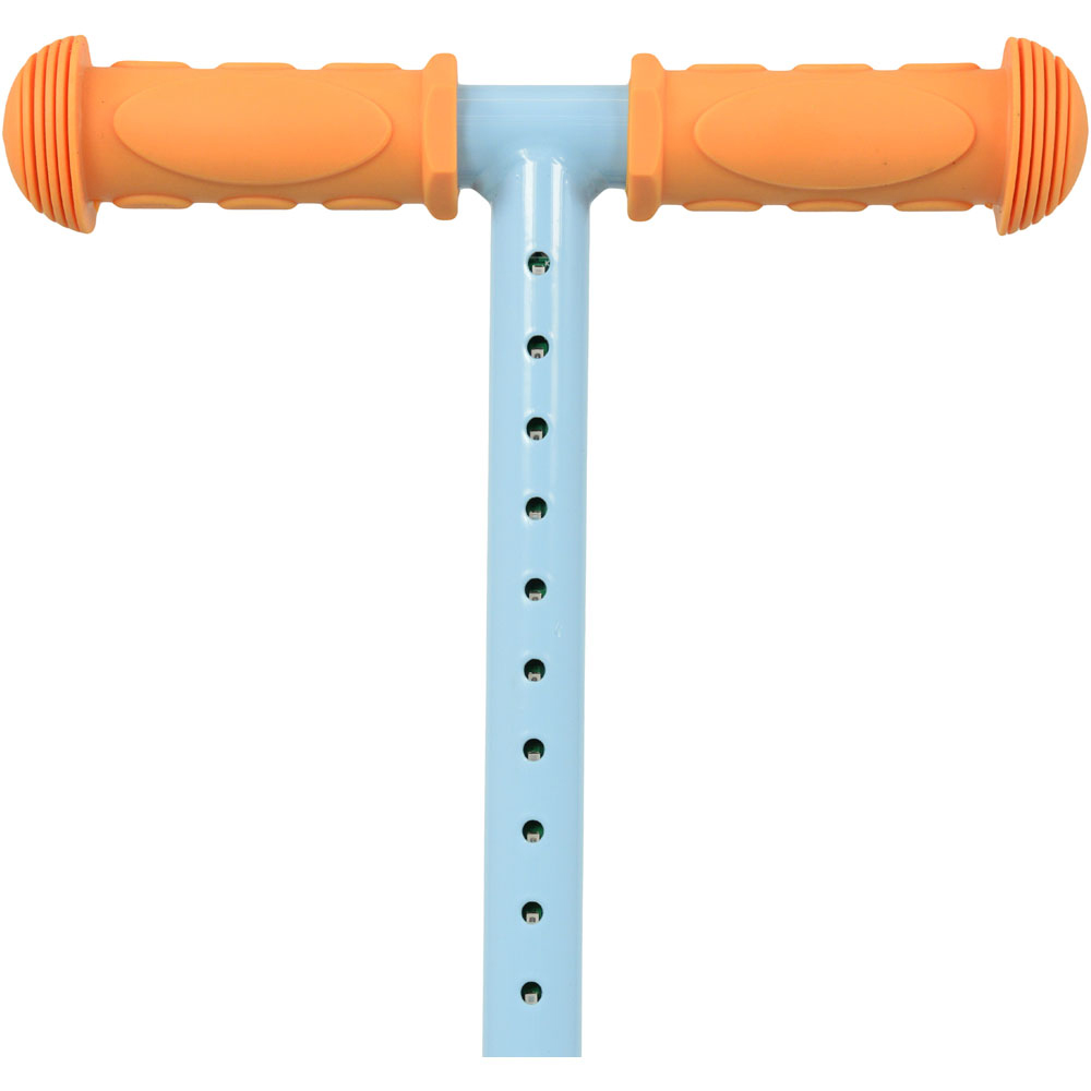 Bluey Tilt and Glow Scooter Image 3
