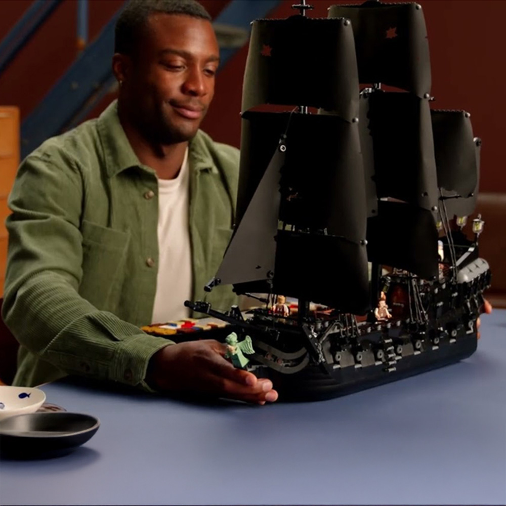 LEGO Icons 10365 Captain Jack Sparrow's Pirate Ship  Image 6
