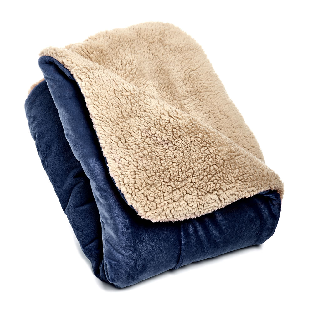 Single Wilko Pet Blanket 75 x 110cm in Assorted styles Image 7