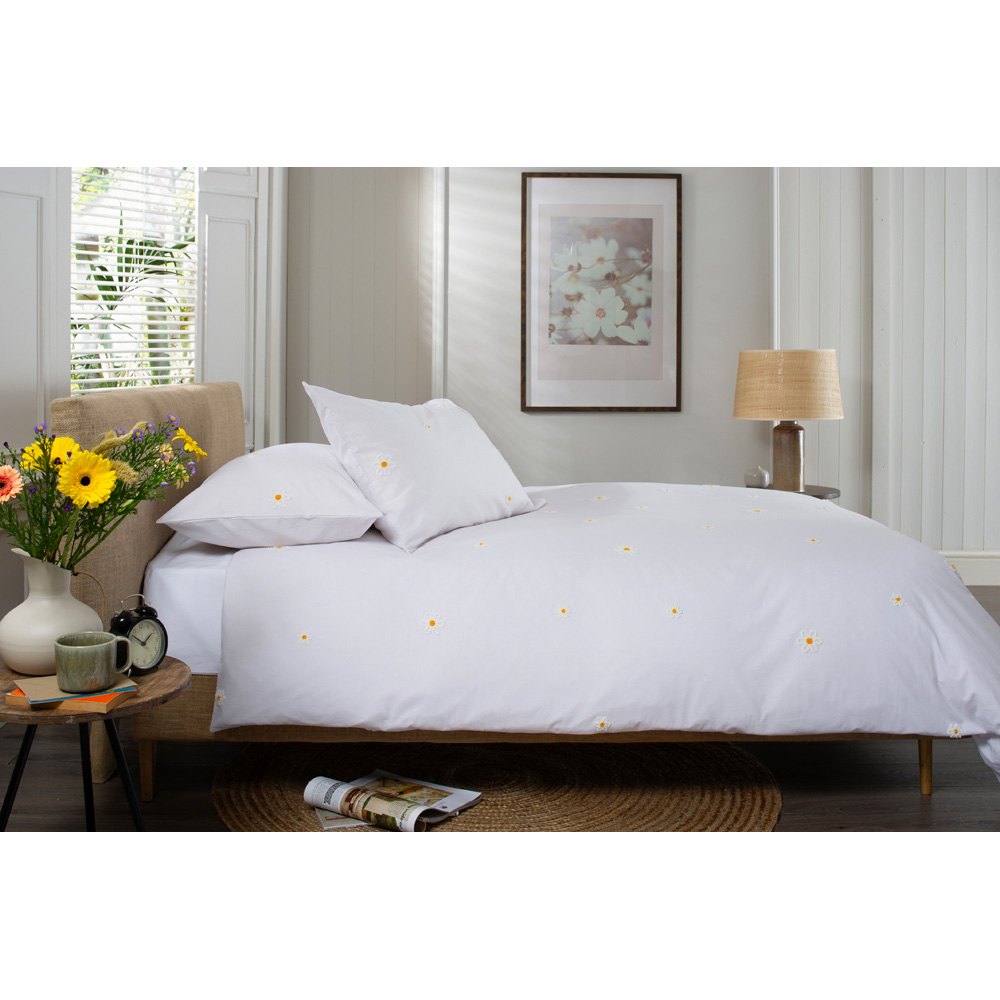 The Lyndon Company Tufted Daisy King Size White Duvet Set Image 2