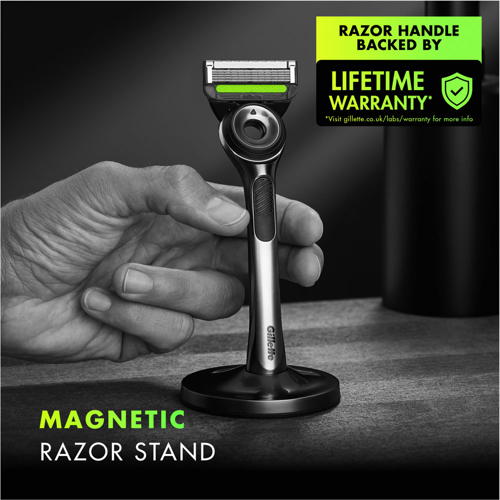 Gillette Labs with Exfoliating Bar Men’s Razor with Magnetic Stand Image 3