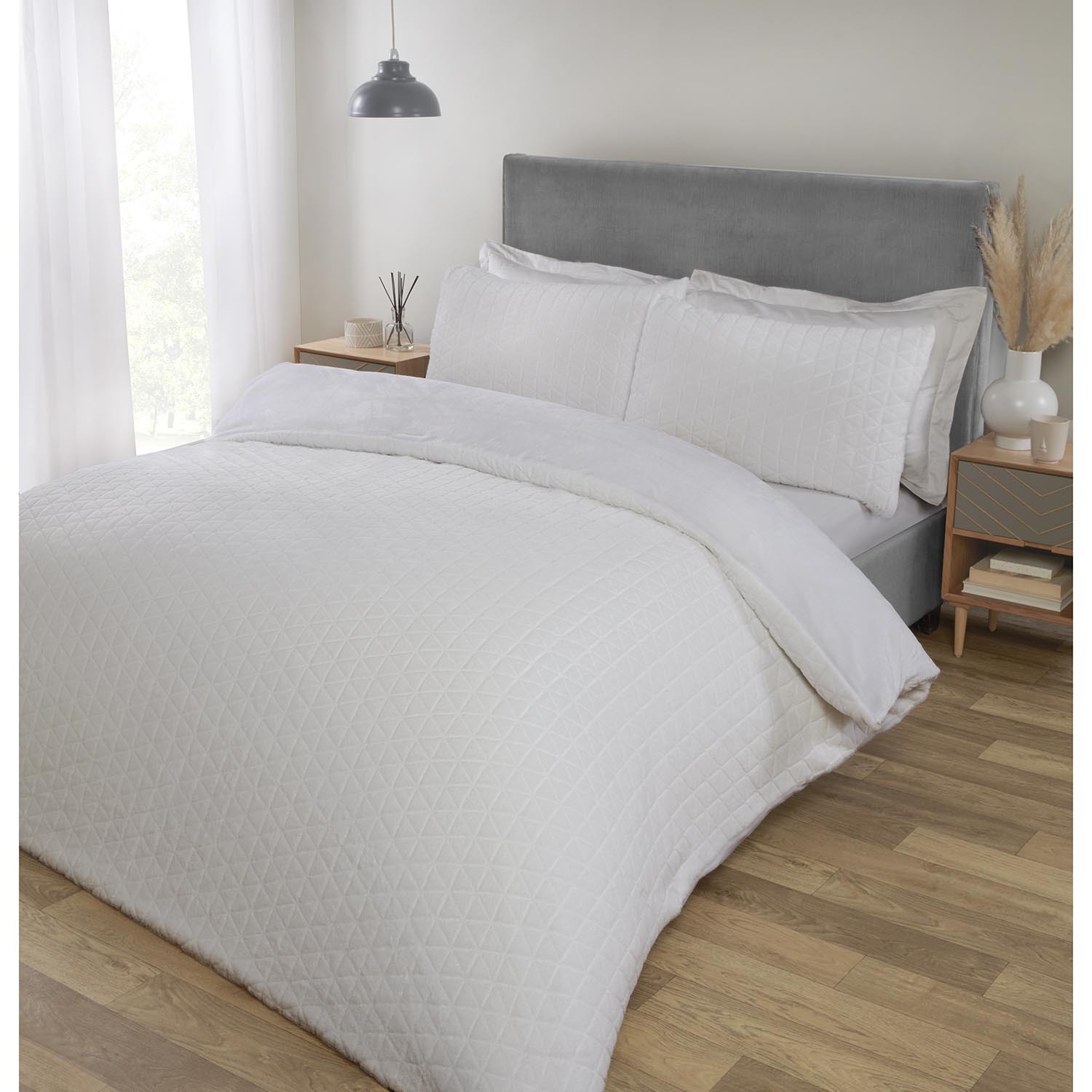 Single White Geo Faux Fur Duvet Set Image 2