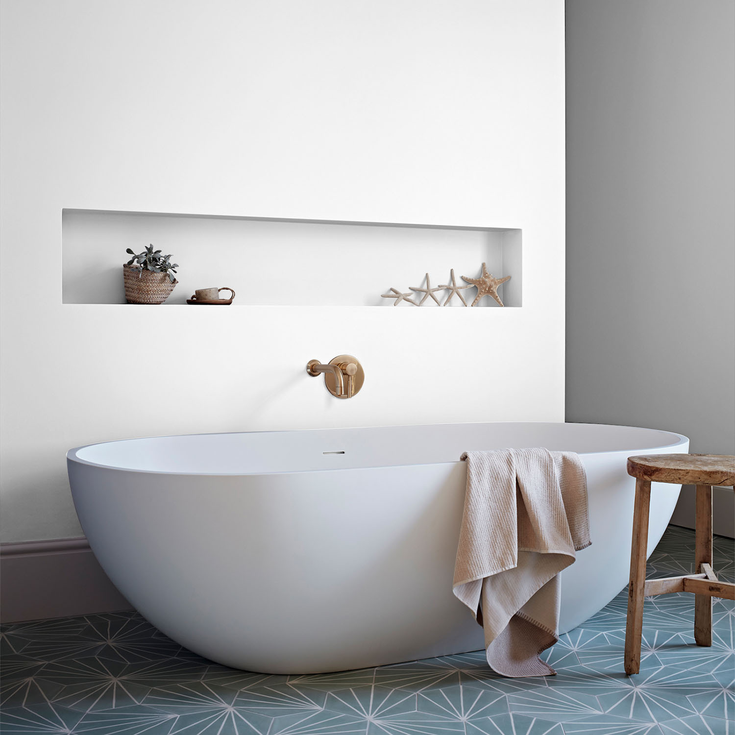 Crown Easyclean Mid Sheen Bathroom Paint - Pure Brilliant White / 1l Image 2