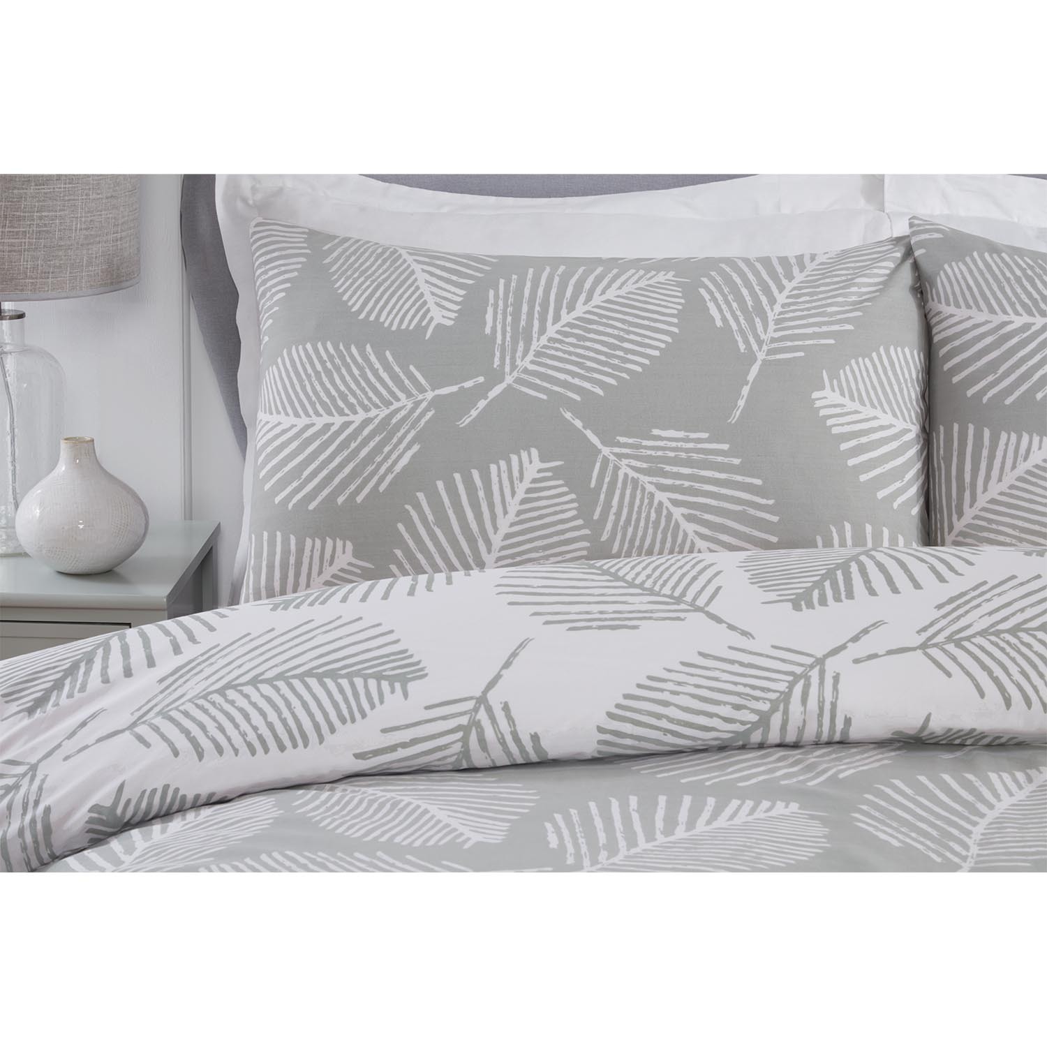 Falling Leaves Duvet Cover and Pillowcase Set - Green and White / Single Image 3
