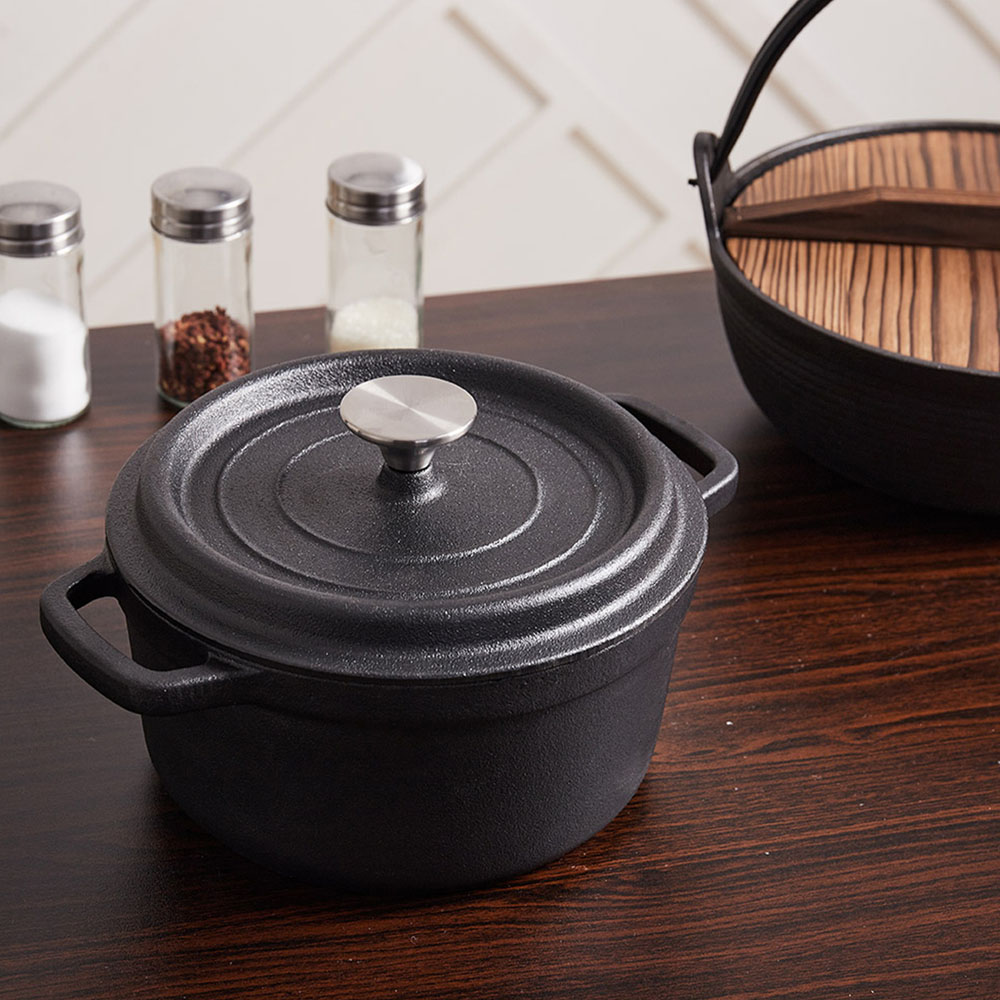Living and Home Mini Pre-Seasoned Cast Iron Dutch Oven 1L Image 2