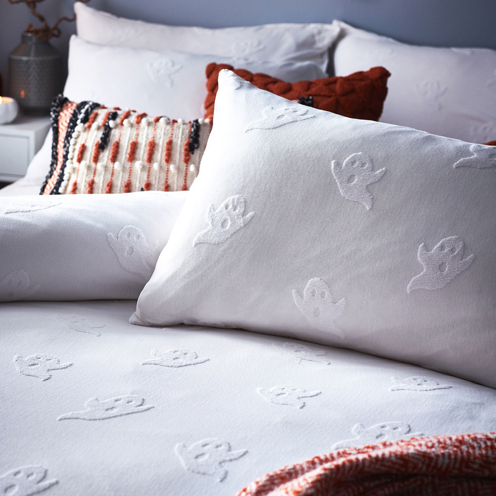 furn. Ghost Single White Tufted Cotton Duvet Set Image 2