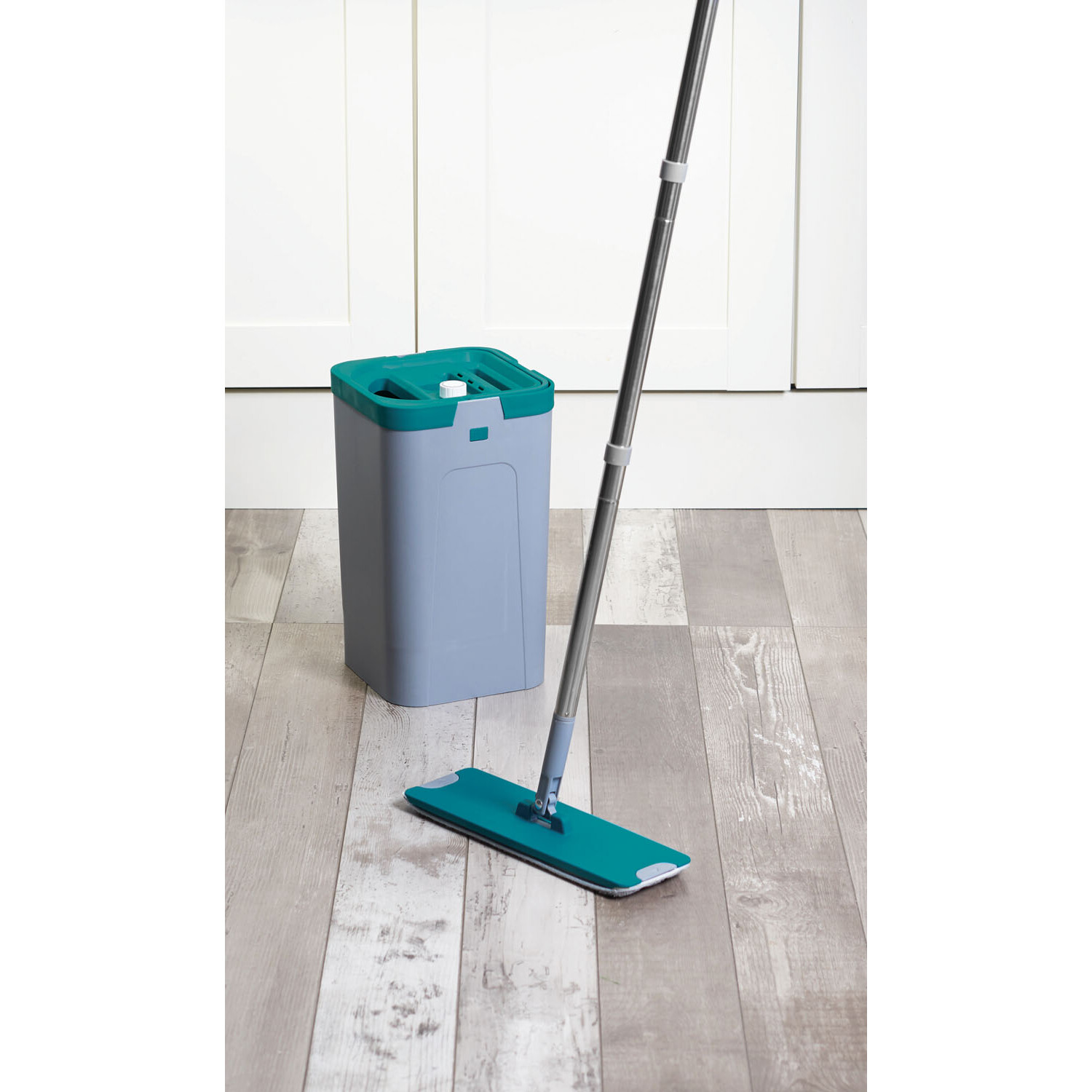 My Home Squeeze Mop and Water Separating Bucket Image 4