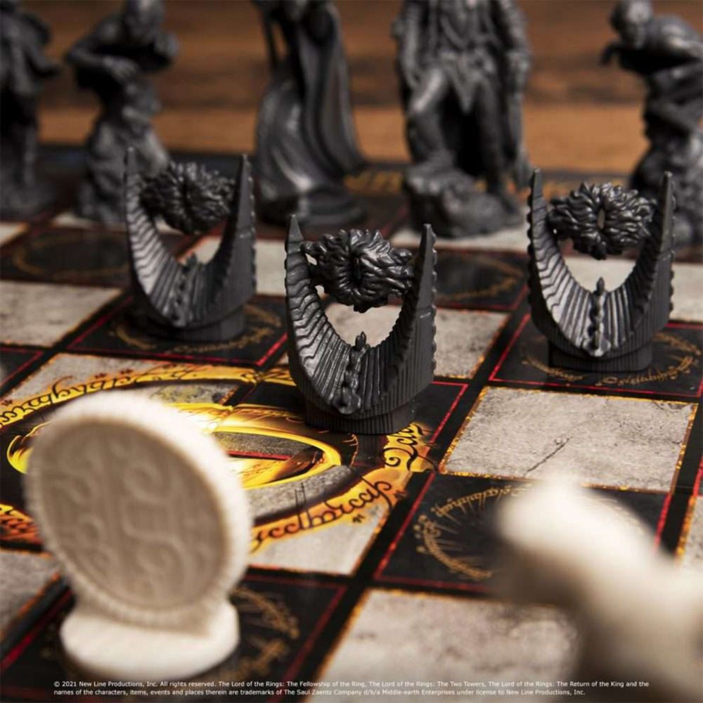 The Noble Collection Lord of the Rings Chess Set Image 8