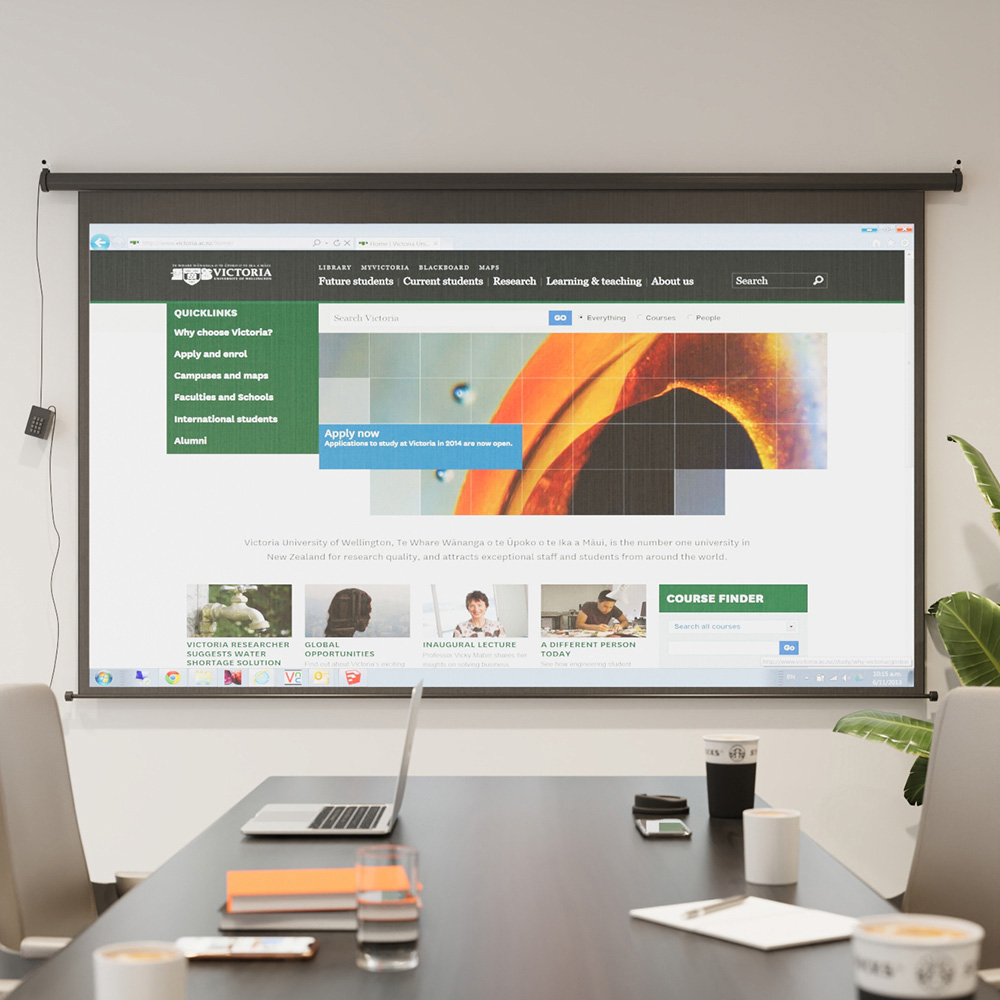 Living and Home 16:9 Electric Motorised Projector Screen with Remote 100 inch Image 3