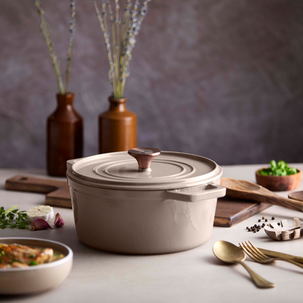 Barbary & Oak Nattura 24cm Cashmere Cast Iron Round Casserole Dish with Lid Image 2