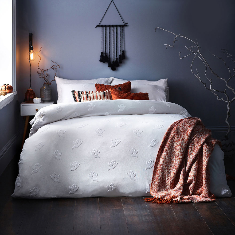 furn. Ghost Tufted King Size White Duvet Set Image 4