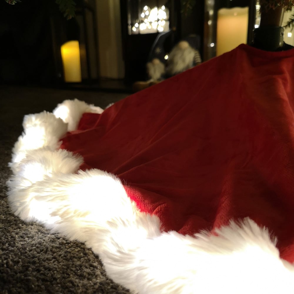 Samuel Alexander Red and White Faux Fur LED Christmas Tree Skirt 90cm Image 4