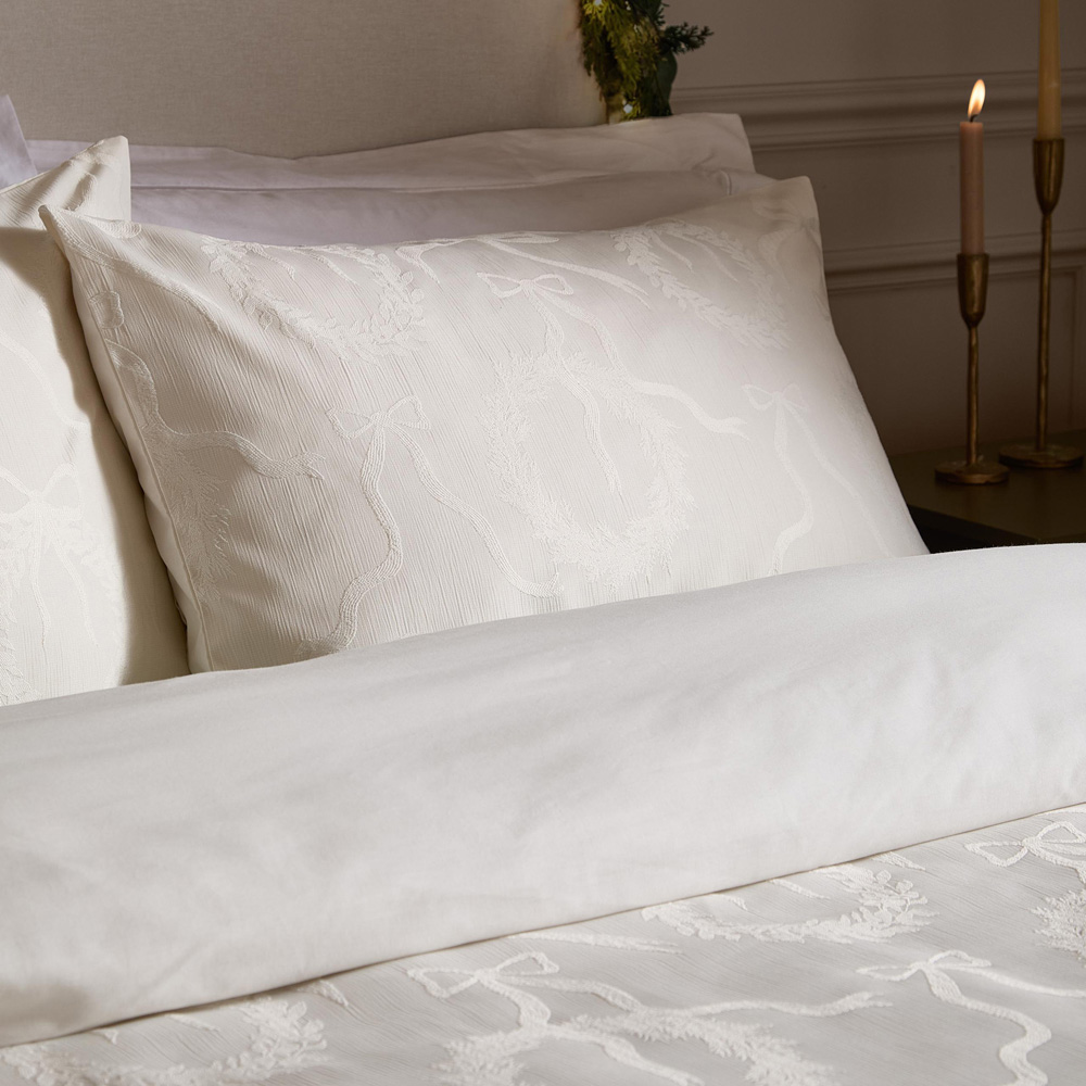 Paoletti Christmas King Size White Winter Wreath Jacquard Duvet Cover Set Image 2