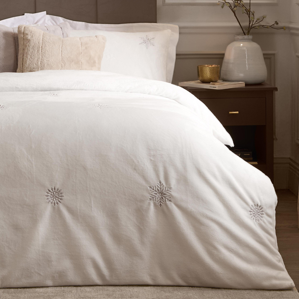 Paoletti Christmas Super King Size White Frosted Snowflake Embroidered Fleece Duvet Cover Set Image 4