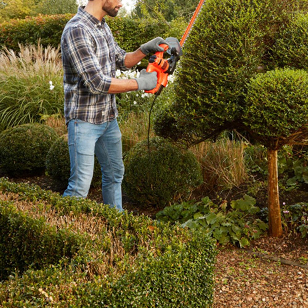 Black and Decker 420W Hedgetrimmer Image 3